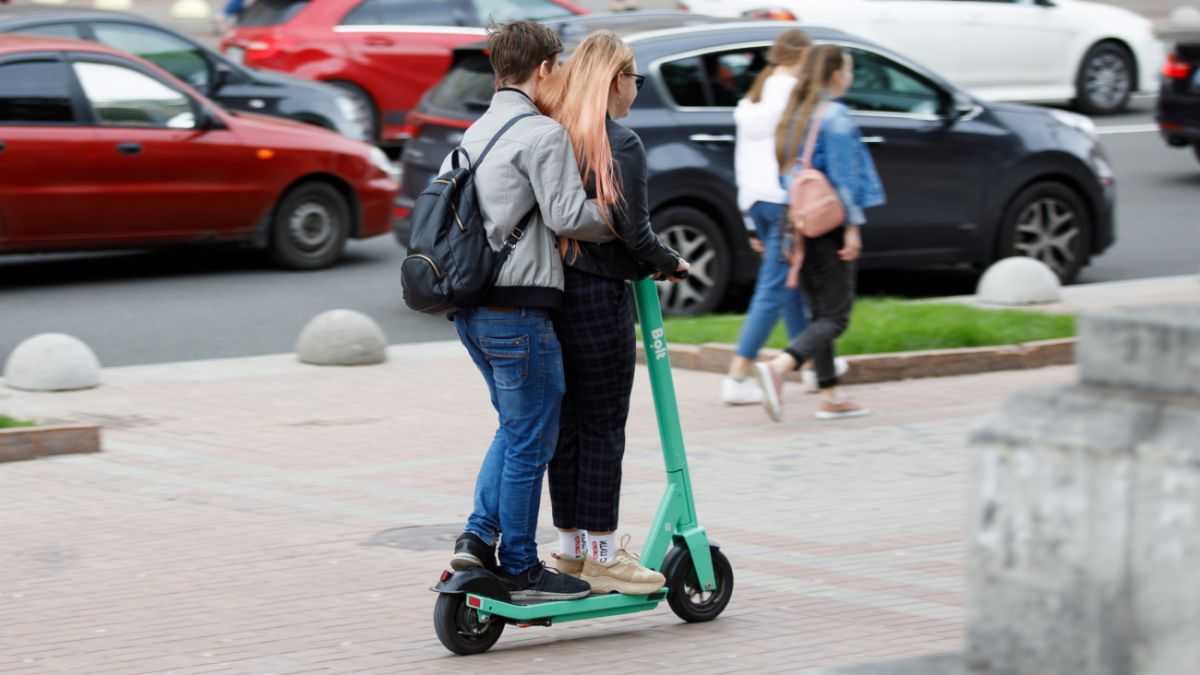 В Україні для велосипедистів та самокатників хочуть запровадити теоретичний іспит з ПДР