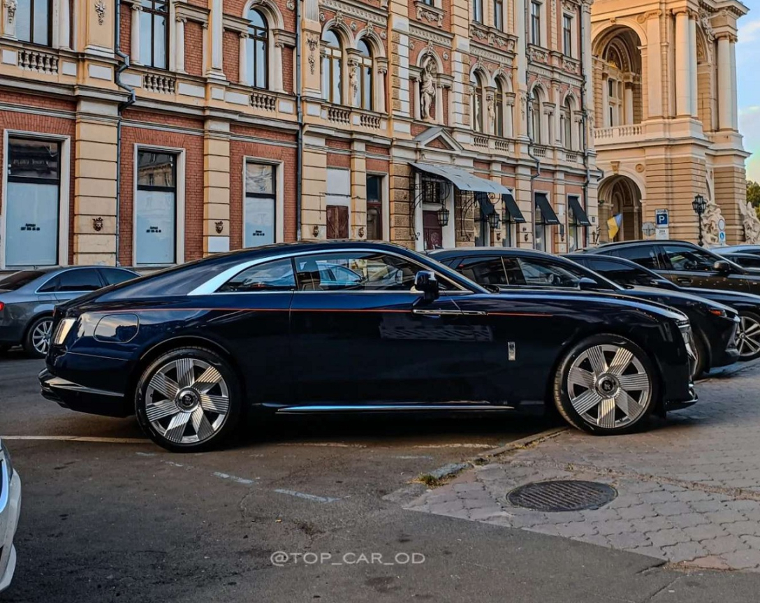 Rolls-Royce Spectre, автомобілі преміумкласу, елітні авто