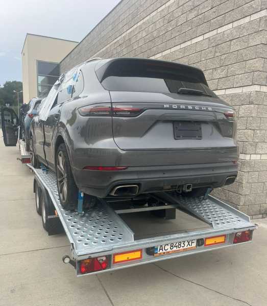 Porsche Cayenne, гуманітарна допомога, кросовер Porsche