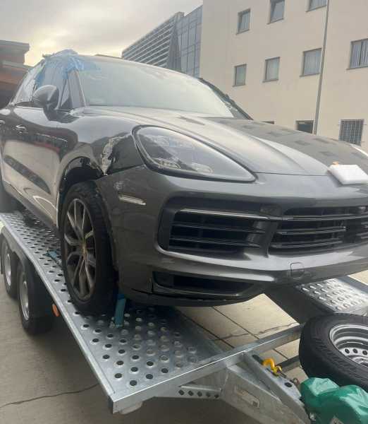 Porsche Cayenne, гуманітарна допомога, кросовер Porsche