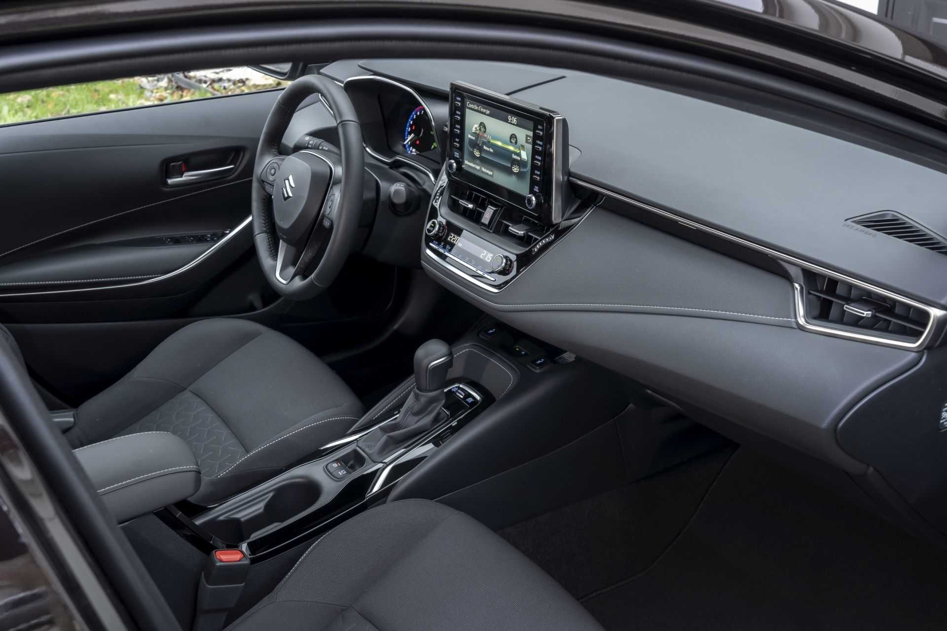 Suzuki Swace Hybrid - Гибридный универсал с экономичным расходом