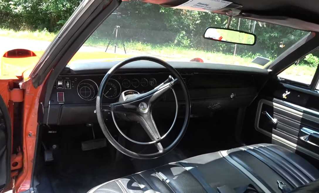 салон Plymouth Superbird салон Plymouth Superbird, Plymouth Superbird 1970, Plymouth Road Runner, капсула часу