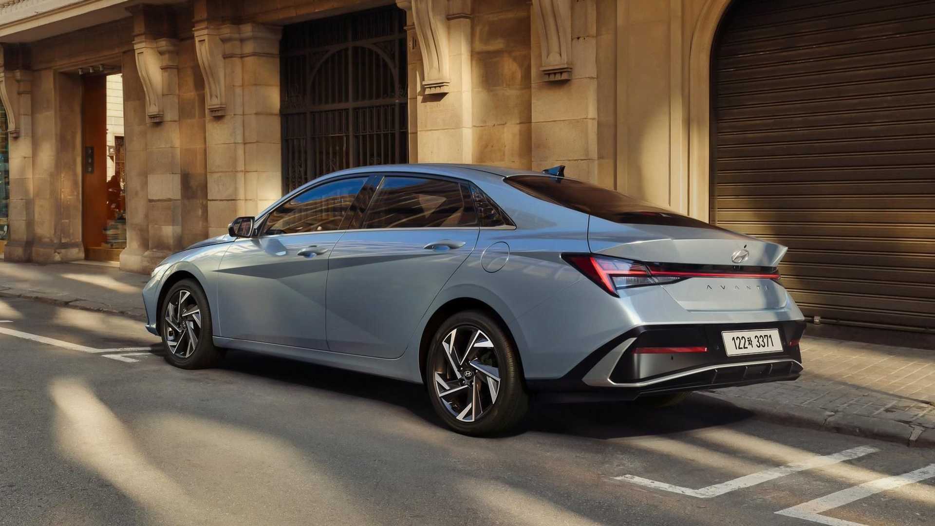 Hyundai Elantra 2023: стильный седан с передовыми системами