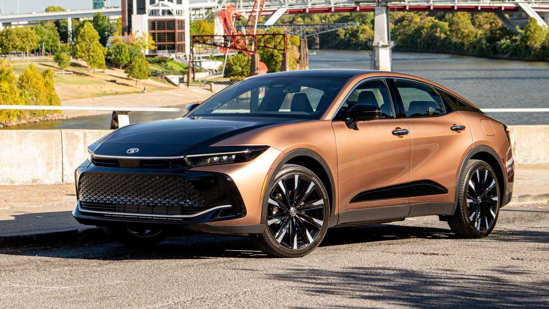 Toyota Crown 2023: возвращение легенды с инновационными гибридными технологиями