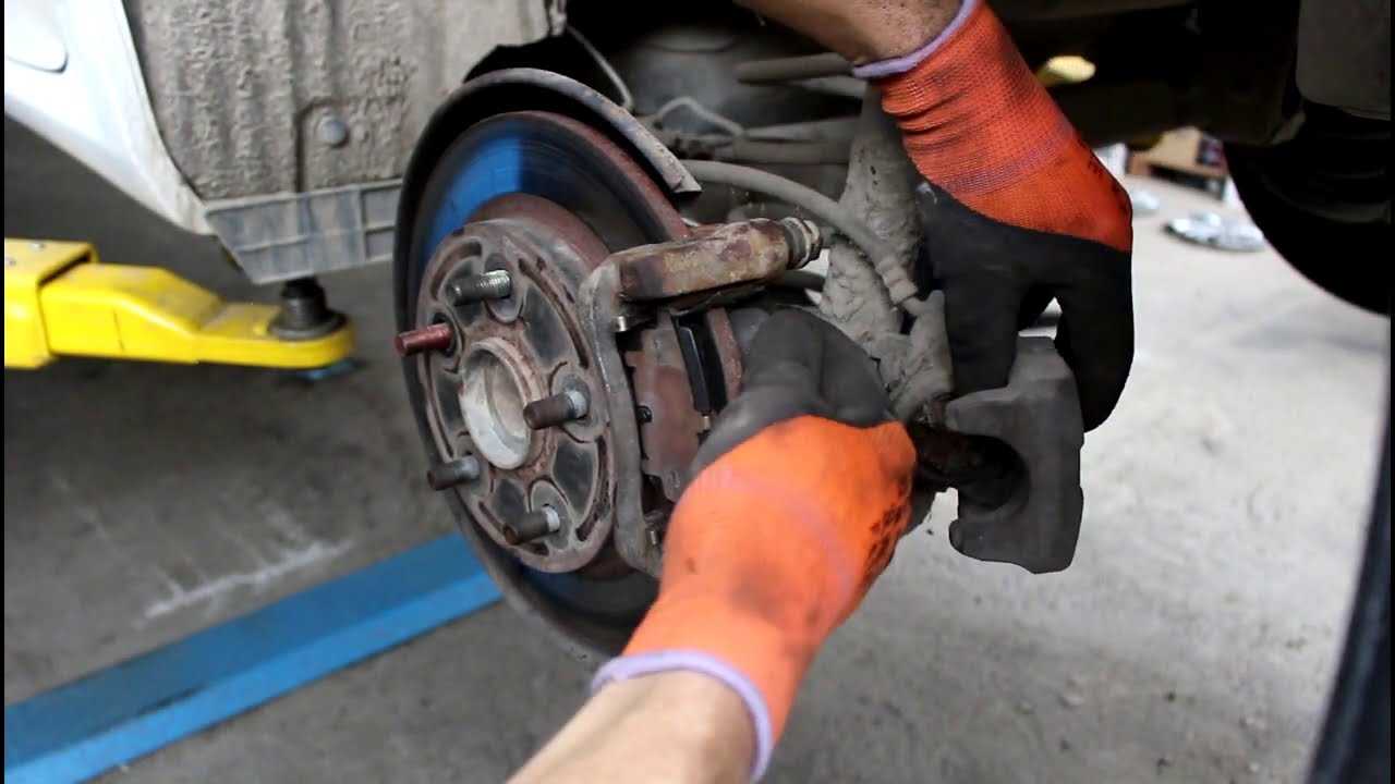 Замена тормозных колодок на Toyota Corolla