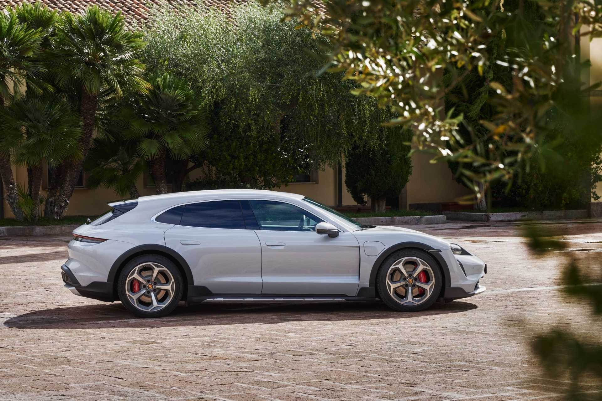 Porsche Taycan Cross Turismo - Электрический универсал от Porsche