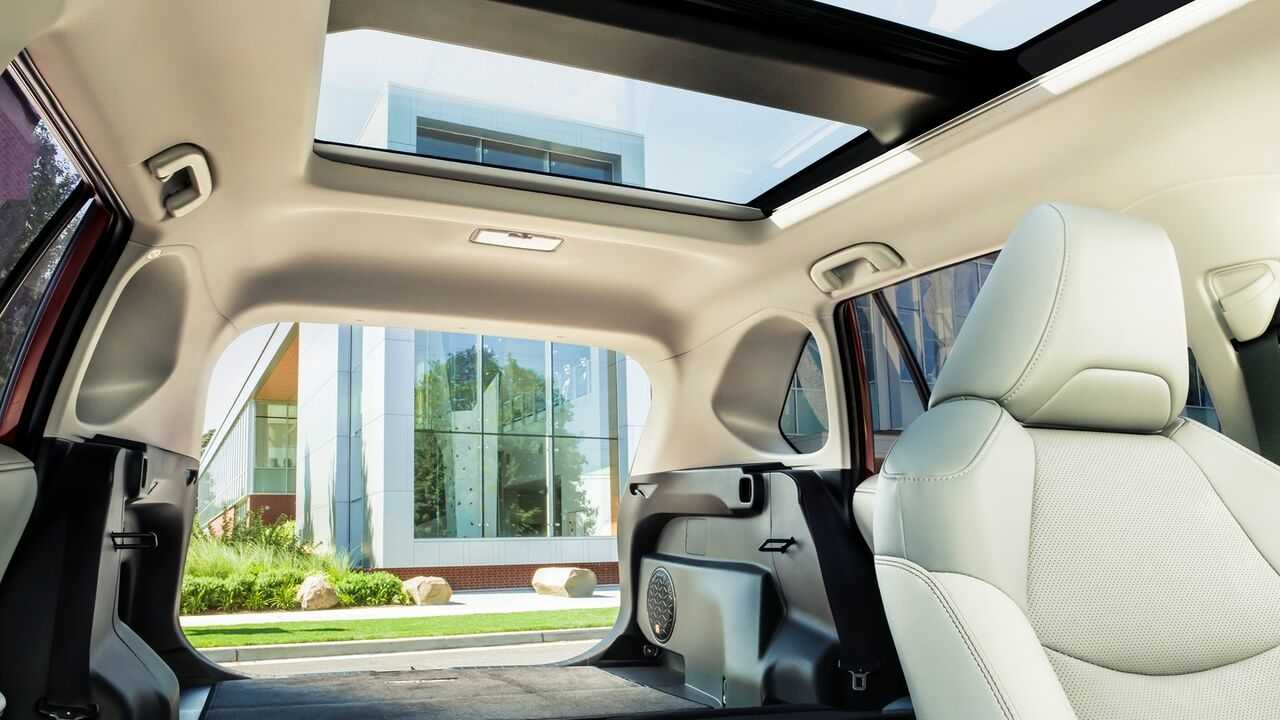 Toyota RAV4 2021: надежность, вместимость и экономичность