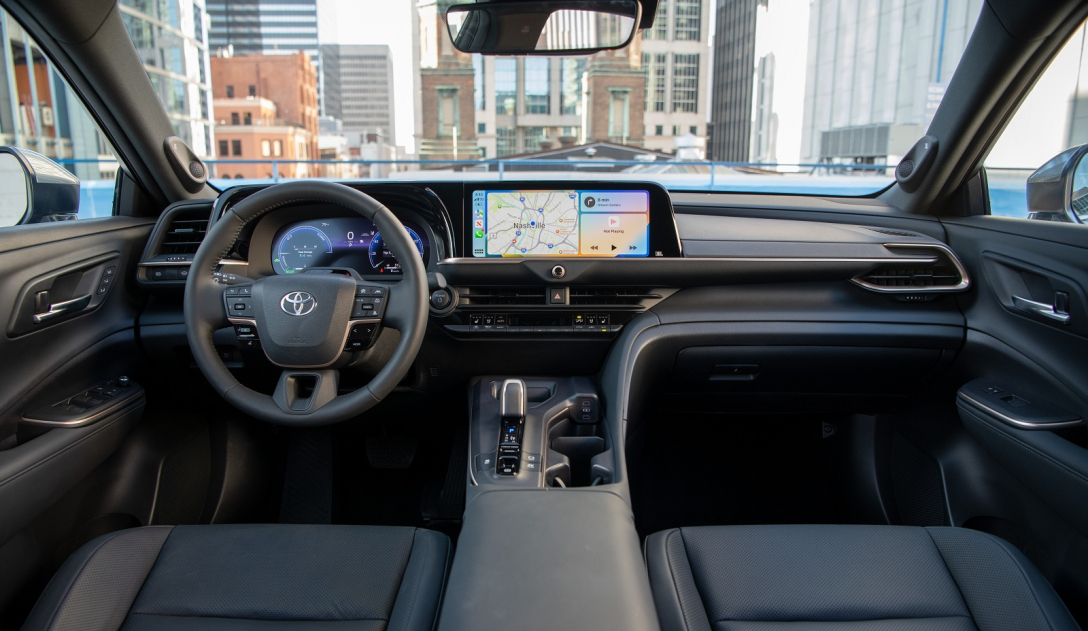 салон toyota crown, Toyota Crown, нова Toyota Crown, Toyota Crown 2023, седан Toyota Crown