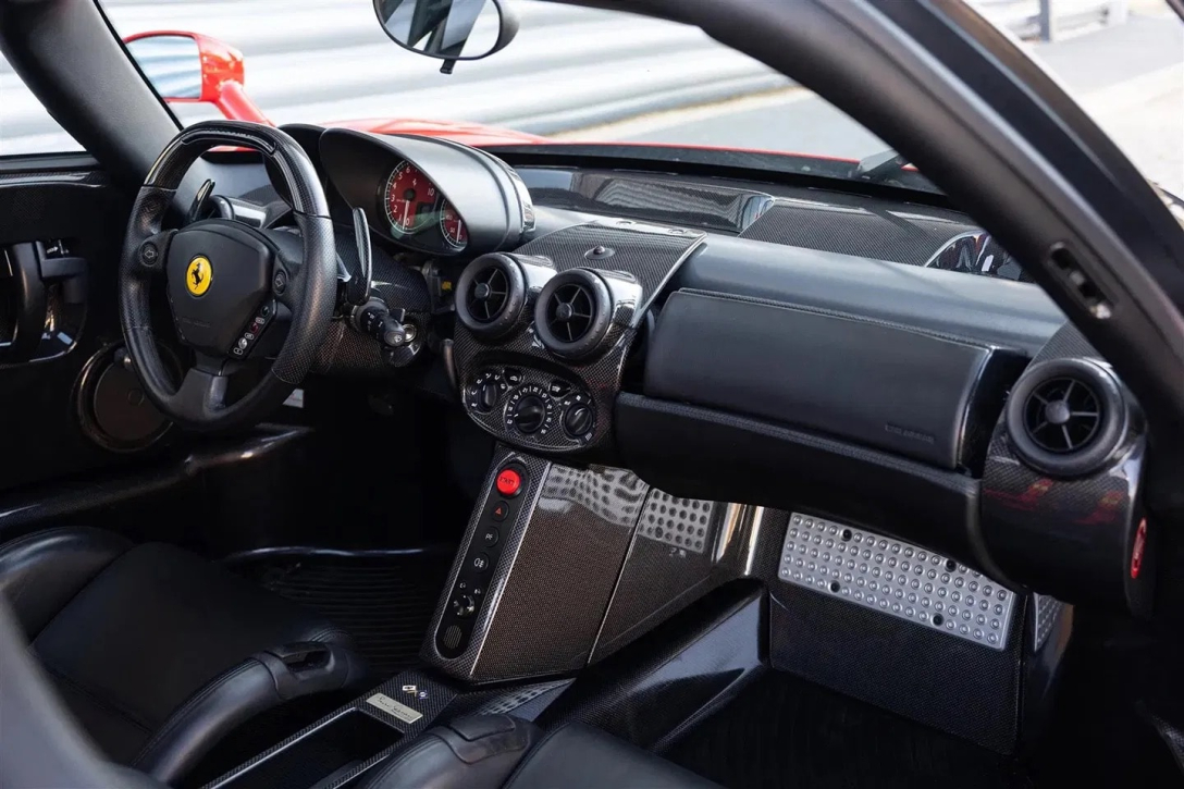 салон феррарі енцо Ferrari Enzo, Ferrari Enzo 2004, суперкар Ferrari, Дженсон Баттон