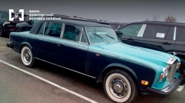 Фото 2 — В Україну незаконно завезли Rolls-Royce 1976 року випуску (ФОТО)