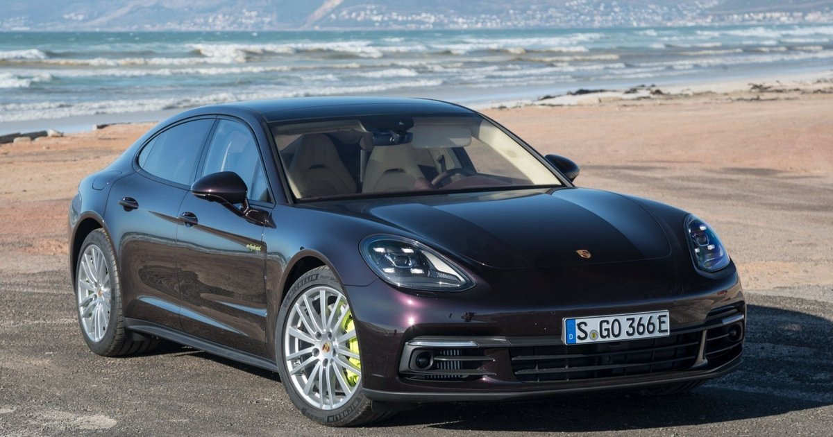 Українець отримає 780 тисяч за Porsche, знищене поганими дорогами