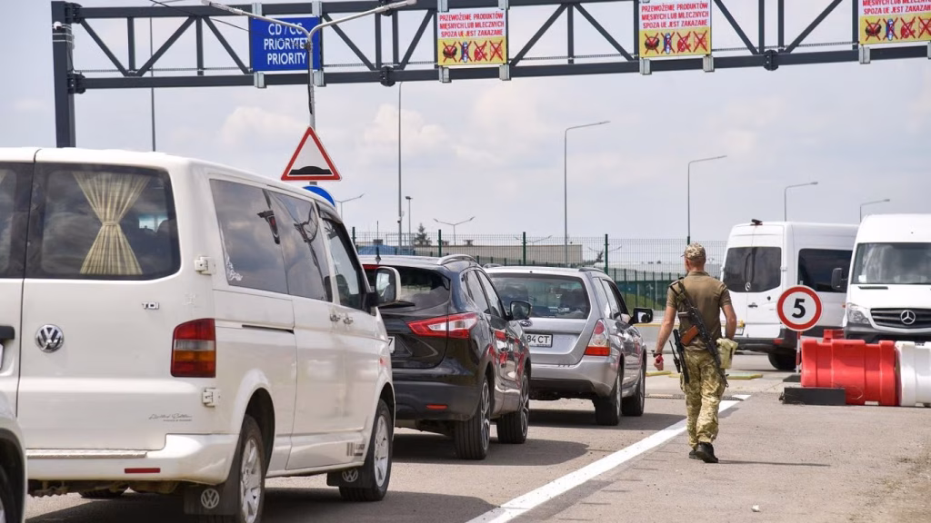 50 авто в черзі: яка ситуація на кордоні України зараз