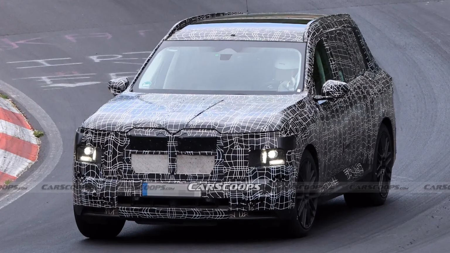 Новий BMW X7: V8 залишається, технології оновлюються.