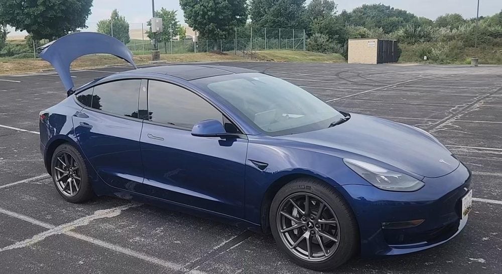 Tesla на сонячній тязі: перетворення даху на станцію за $450. Потужність і зелений прорив.