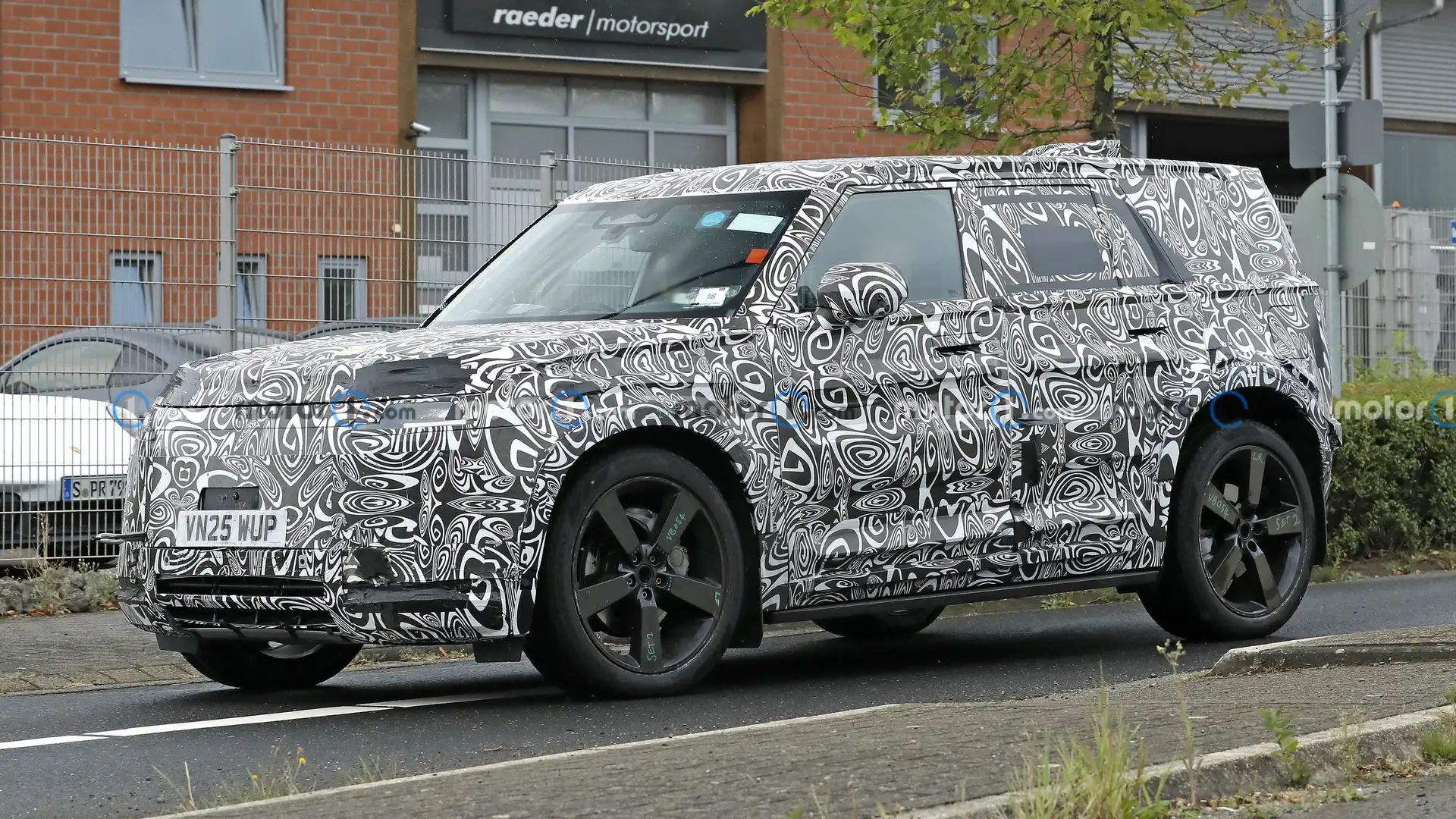 Defender у міні-форматі: Land Rover тестує компактний позашляховик.