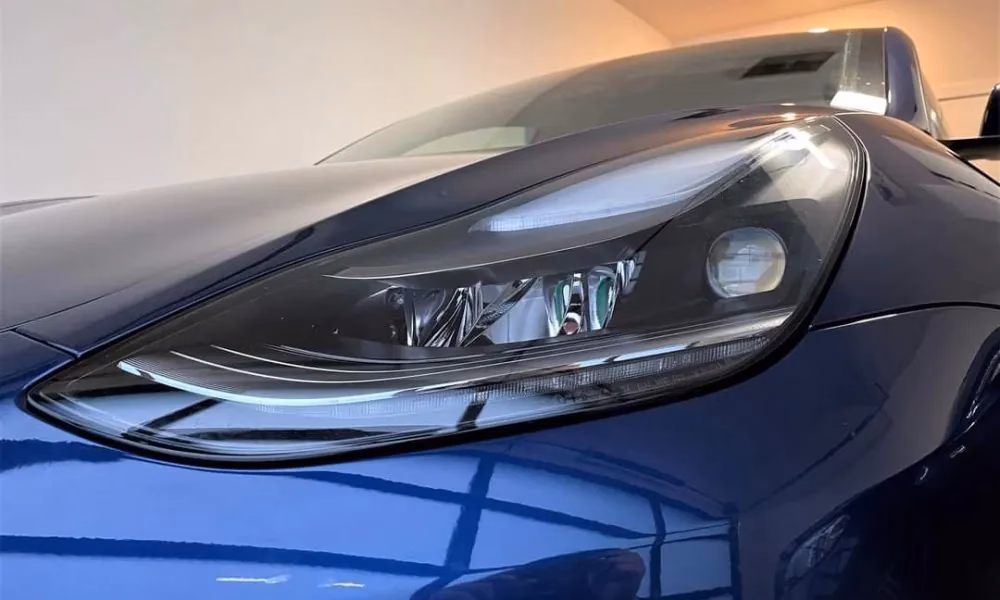 Tesla тестує “розумні” фари: самокоригуюче світло на дорогах майбутнього