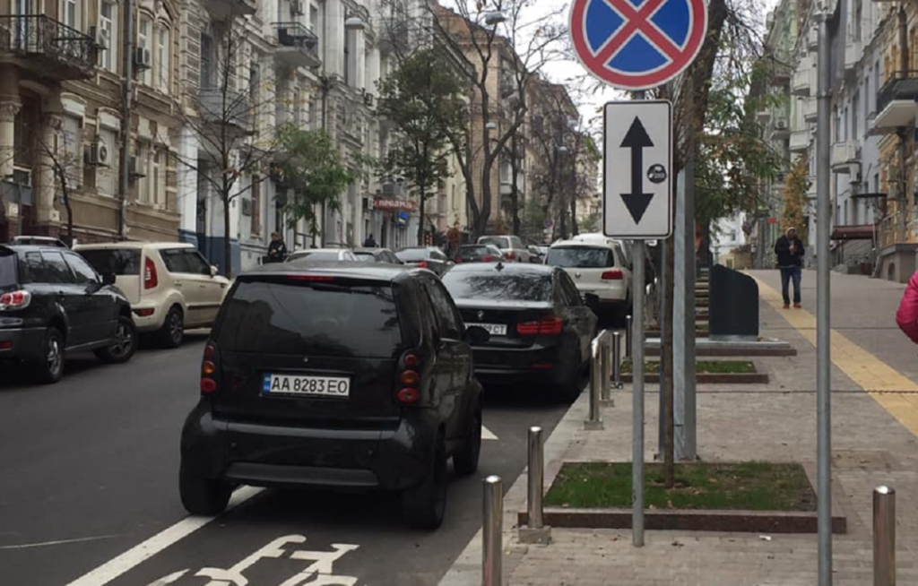 У Луцьку вводять фізичні блокування паркування біля переходів: штрафів виявилося замало