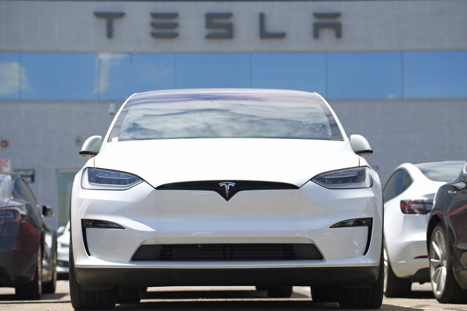 Українцям порадили уважніше вибирати електромобілі Tesla через можливий дефект